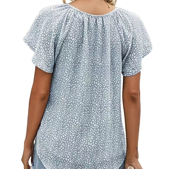 Blue & White Print Flutter Sleeve Blouse โ Size 4 Temu- Casual V-Neck -Brand New - Picture 2 of 5